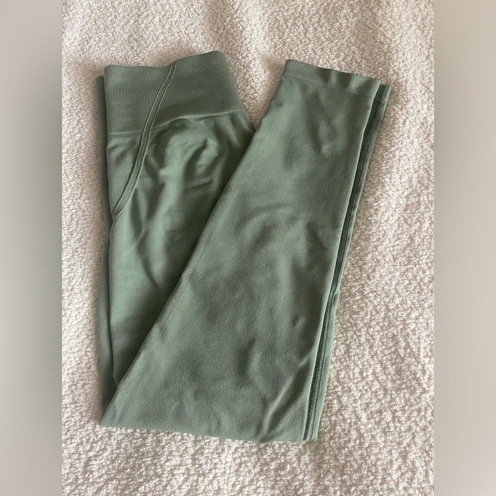 ONER ACTIVE EFFORTLESS SEAMLESS LEGGINGS
COLOR: Sage 
Size: Medium